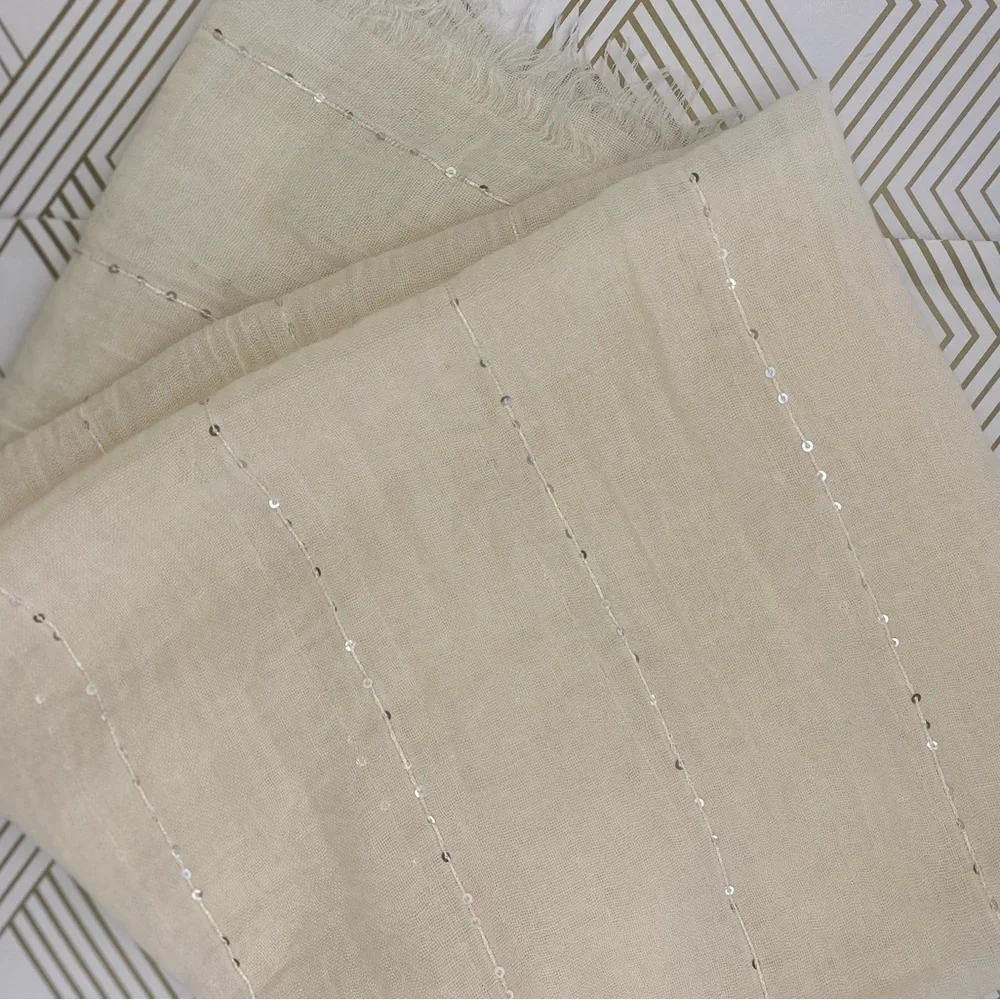 Gap wrap in white with sequins looks elegant